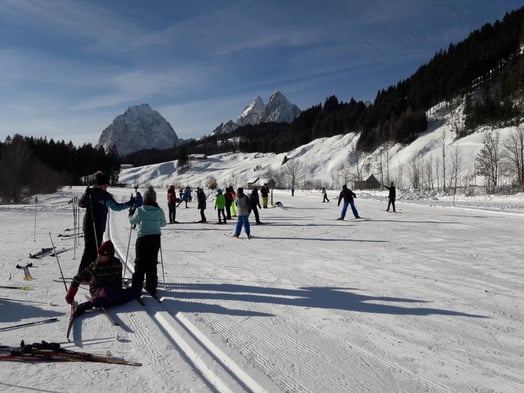 © LANGLAUF ALPTHAL bei Einsiedeln - Langlaufschule Walter Schuler - Skating und Klassische Loipe mit Blick auf die Mythen