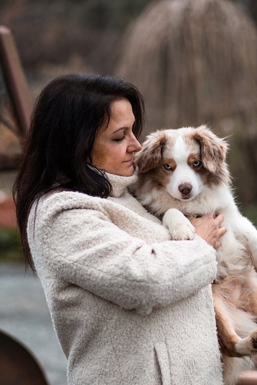 Silke Löffler mit Mini-Aussie-Rüde Oli aus einer Aussie Zucht