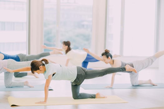 ピラティスとは、20世紀のはじめ、ドイツ人のジョセフ・H・ピラティスによって考案された体の深層部分の筋肉を鍛えるエクササイズで、元々は傷病兵が体に負担をかけずにリハビリを行えるように考案されたものです。     元々リハビリがスタートですから、動きは激しいものではありません。胸式呼吸とともに鍛えようとするインナーマッスルに意識を集中しながらゆっくりと動いていきます。…