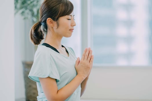 ヨガとは、何千年も前にインドで発祥したといわれている、心と体の両方を上手にコントロールすることを目的にしている生き方や考え方のことです。日本でも古く奈良時代には、修行の一つとして行われていたと考えられています。     戦後には、心身の健康のための体操の一種としての位置づけとして広がってきました。近年はアメリカのハリウッドスターも行っていることが知られ、ファッショナブルなブームのようになりました。 …