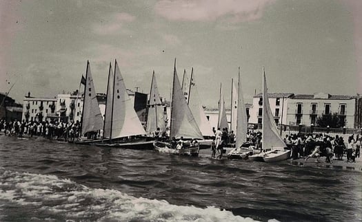 Agost 1942, regata que definirà el model únic de patí català ( Fons Horro, Vilanova i la Geltrú 1942)