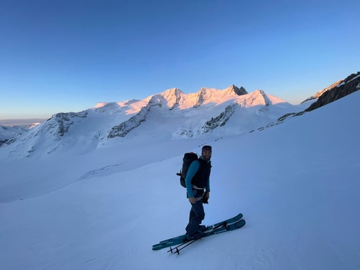 Oliver Zurbrügg frühmorgens auf einer Skitour bei schönsten Verhältnissen