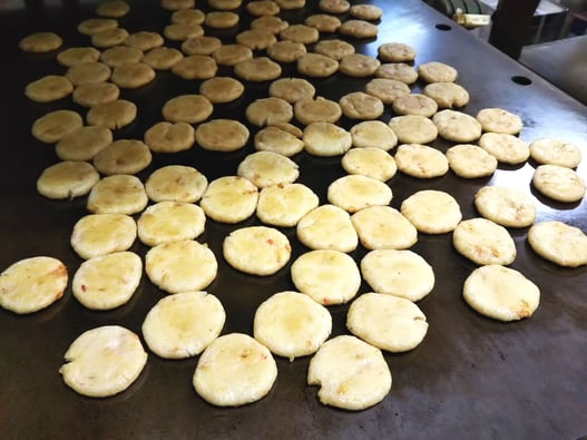 鉄板で押し焼きした、独特のさくさく食感が楽しい、海老サラダせんべい