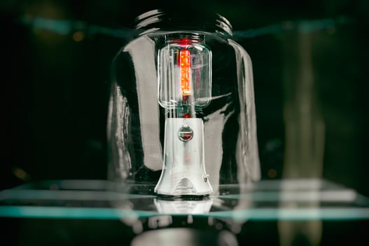 moulin à café: lampe upcycling fabriqué avec un moulin a café brisé