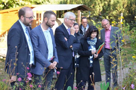 Blick in den Schulgarten. V.l.n.r.: Kultusminister Piwarz, MdL Schreiber, Bildungsbürgermeister Hartmut Vorjohann