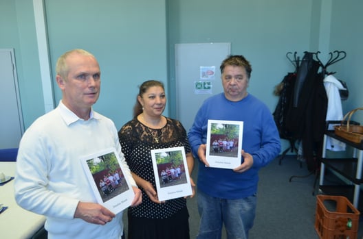 (v.l.n.r.) Jochen, Svetlana und Frank von der Schreibakademie mit dem neuen Buch "Dresdner Mosaik"