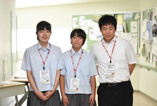 左から　二戸梨沙さん(2年)、富樫優衣さん(2年)、佐藤弘樹くん(2年)