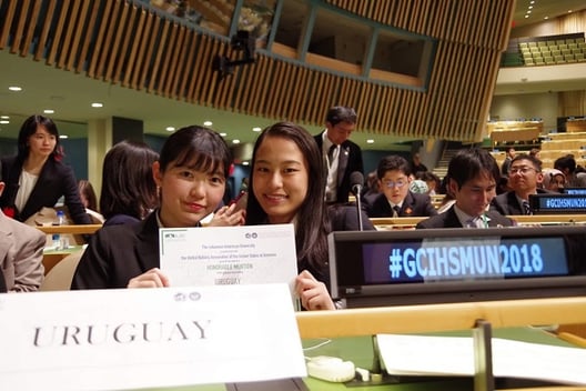 左から　元田有香さん、橋本京さん　写真提供:頌栄女子学院高校(以下同)