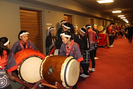 背後の扉は楽屋の入り口。廊下を挟んでいくつもの楽屋があります