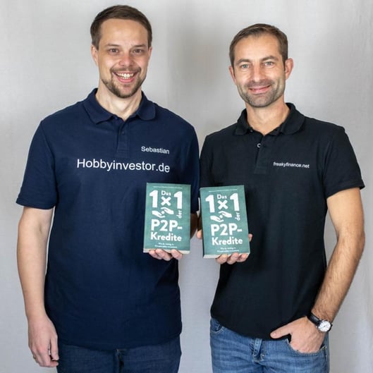 freaky finance, Hobbyinvestor, Vincent Willkomm, Sebastian Wörner, P2P-Buch, Das 1x1 der P2P-Kredite, wie du richtig in Privatkredite investierst, 2 Männer in Polohemden präsentieren jeweils ein Buch