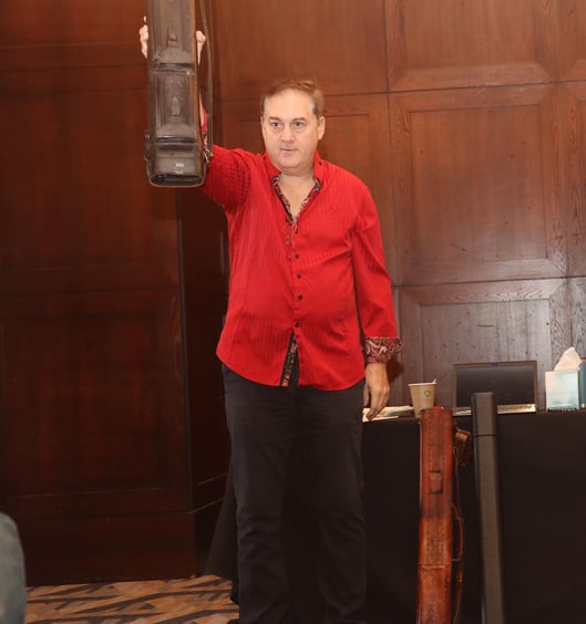 JBキューケース開発秘話をプレゼンするジョン・バートン