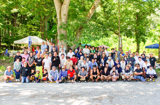 昨年の“ビワマス体験トローリング”の集合写真（以下の写真は全て昨年の同イベントです）