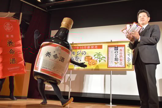 写真右は養命酒製造・鈴木和重氏(マーケティング部商品開発G副グループリーダー)