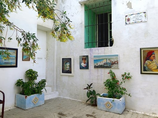 美しい絵画で飾られた町中の家。オープンギャラリーか？