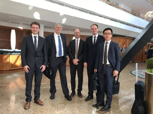 洪臣（右一）与亚琛工业大学校长（左二）一行参加中德论坛