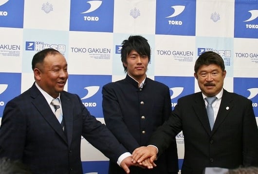 左から　桐光学園サッカー部　鈴木勝大監督、小川くん、ジュビロ磐田　加藤久氏