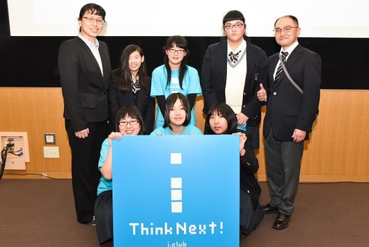 後列左から　永井富美子先生、長谷川鈴さん(1年)、武藤怜華さん(1年)、武藤華凜さん（2年)、渡部信洋先生。前列左から　阿久津和さん(1年）、渡部菜摘さん(2年)、中島礼美さん(2年）