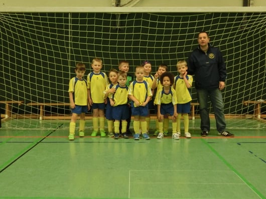 Unsere Bambinis beim Supercup 2015 am 02. Januar 2015 in der Großheider Dreifachturnhalle mit ihrem Betreuer Dieter Heeren.