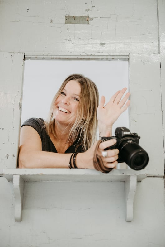 Portraitfoto der Fotografin Uschi Kitschke aus Kreuzau mit ihrer Kamera Nikon Z6 in der Hand.
