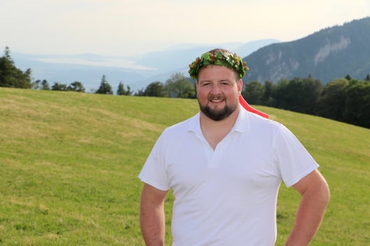 Mit Kranz auf dem Kopf und Bielersee im Hintergrund. (Bild: Corinne Burren)
