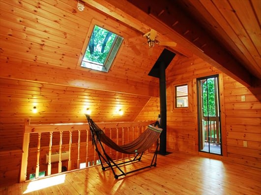 極太丸太の柱が特徴的な、２階建てロフト付きのログコテージ