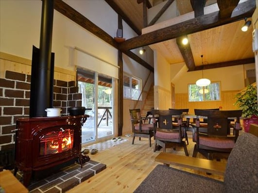 極太丸太の柱が特徴的な、２階建てロフト付きのログコテージ