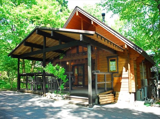 極太丸太の柱が特徴的な、２階建てロフト付きのログコテージ