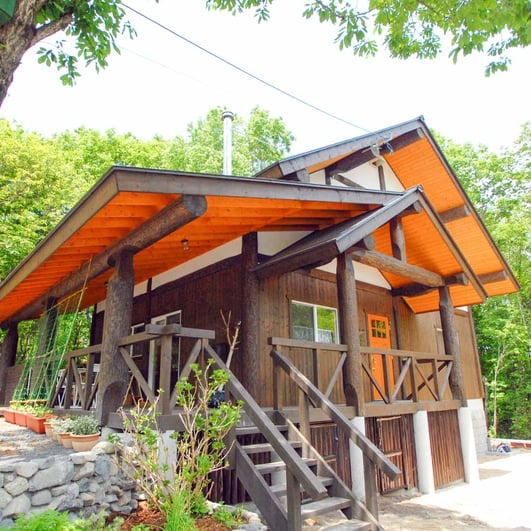 極太丸太の柱が特徴的な、２階建てロフト付きのログコテージ