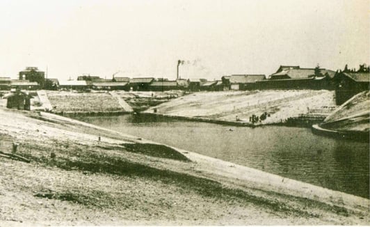 右端が新堀川へと流れ込む掘割[出典：明治の名古屋]