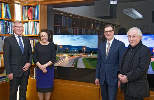 Vorstellung des neuen Kunstwerks, durch die Stadt Tuttlingen sowie die Geschäftsleitung der Fa. KARL STORZ (v.l.n.r. Oberbürgermeister Michael Beck, Dr. h. c. mult. Sybill Storz, Karl-Christian Storz, Architekt Felix Aries