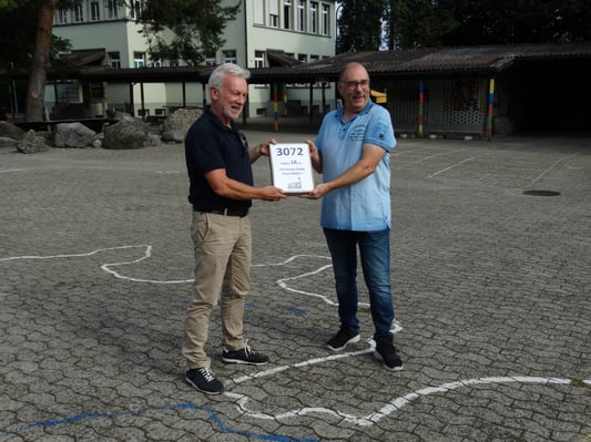 Gemeindepräsident Rainer Odermatt (links) nimmt von Fredy Hottinger die Petitionsbögen entgegen (Bild: buebikernews)