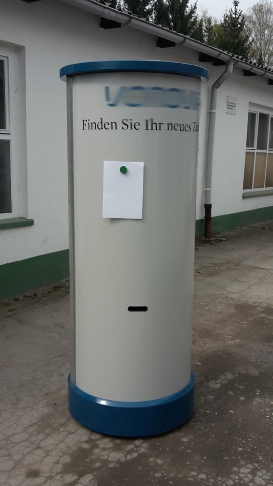 Gestaltung und Herstellung einer Litfaßsäule (Design: Boje als bombianders)