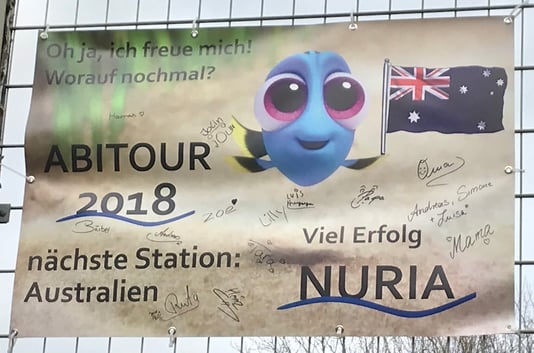 Die Abiturienten der JPRS zeigen Flagge (oder eher Bettlaken) und drücken sich gegenseitig die Daumen.