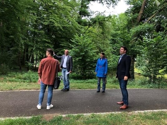 Pressevertreter, Dr. Dennis Nitsche, Dr. Katrin Rehak-Nitsche und Thomas Hitschler bei der Besichtigung des Bürgerparks