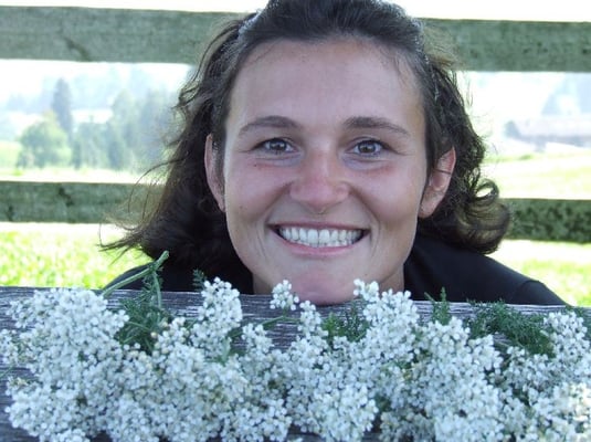 Die blühenden Schafgarben können bei Verdauungsstörungen und Koliken, aber auch zur Pflege der Gesichtshaut in Dampfbädern eingesetzt werden. Die ätherischen Öle wirken schleimlösend, die frischen Triebe und Blätter können als Beigabe zu Salaten dienen.