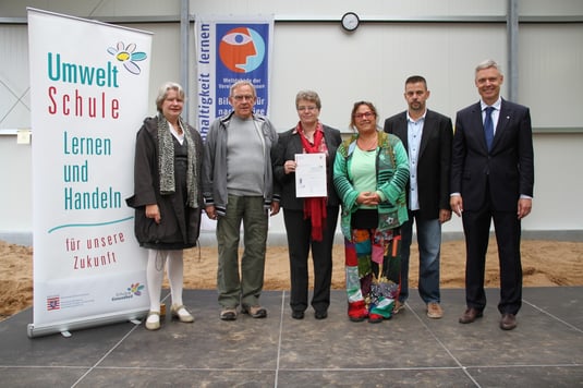 Umweltstaatssekretärin Dr. Beatrix Tappeser, Klaus Kamm, Jutta Tschakert, Claudia Henske, Thorsten Lux (Alle JPRS) und Kultusstaatsekretär Dr. Manuel Lösel bei der Übergabe der Urkunde