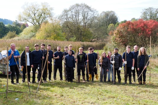 Rohde & Schwarz Azubis helfen bei der Umweltaktion im Quellmoor. Foto: Leo Rasch