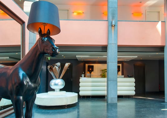 Hotelfotograf Frankfurt, Lobby, Pferd, Statue, Lampe, Empfang, Hotel in Frankfurt
