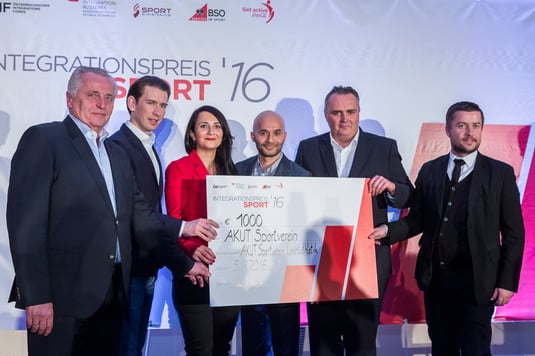 Rudolf Hundstorfer Präsident Bundessportorganisation (BSO), BM Sebastian Kurz (Integrationsminister), AKUT-Vizepräsidentin Sever Dilim, AKUT-Sportverein Gründer und Präsident Barbaros Cakir, BM Hans Peter Doskozil, (Sport- und Verteidigungsmin.)Franz Wolf