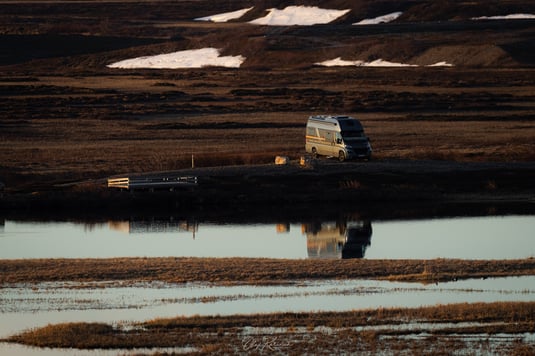 Hier parken wir über vier Nächte neben dem Kampfplatz