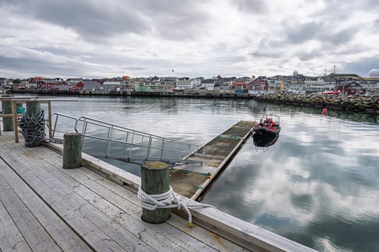 Das RIB liegt noch im Hafen und wartet auf die Überfahrt