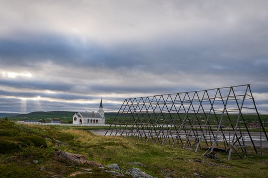 Ein Blick auf die Kirche von Nesseby während dem zweiten Aufenthalt Ende Juni