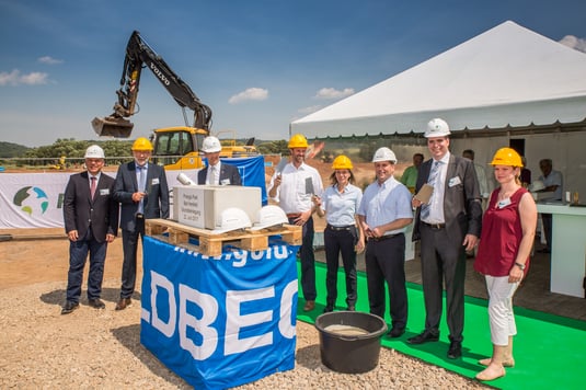 Bernd Rudolph (WFG), BGM Thomas Baumann, Landrat Dr. Michael Koch, Karsten Heubach (Spezialvertrieb DHL Home Delivery), Gabriele Schulz (DHL-Niederlassungsleiterin), BGM Thomas Fehling, Philip Feige (Prologis), Nadine Bannach (HLG)