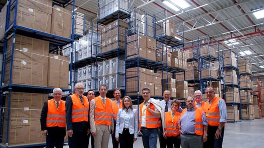 Besichtigten die neuen Hallen bei DHL in Mecklar: Die Vertreter der Kommunen und des Landkreises sowie der Wirtschaftsförderung. © HZ/Maaz