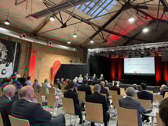 Beim Wirtschaftsforum Hersfeld-Rotenburg im Bebraer Lokschuppen hörten rund 70 Gäste aus Politik und Wirtschaft dem Impulsvortrag des WDR-Wirtschaftskorrespondenten Ulrich Ueckerseifer zum Thema „Die Welt in Dauerkrise – Was kommt noch auf uns zu?“ zu.