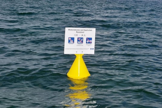 Gelbe Bojen markieren das Schutzgebiet  (Foto: A.Gehrold) 