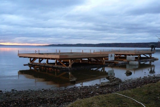 Das neue Flussseeschwalbenfloß (Foto: LBV Starnberg) 