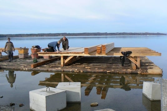 Neubau des Flussseeschwalbenfloßes (Foto: LBV Starnberg) 