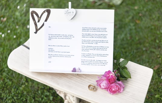 Foto von einem Textmanusskript und Blumen