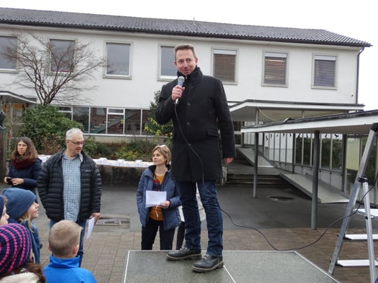 Schulpfleger Ralph Bachofen begrüsste Erwachsene und Schulkinder zur kleinen Feier.